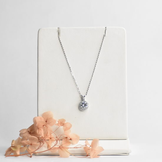 Elegant Solitaire Silver Pendant Chain