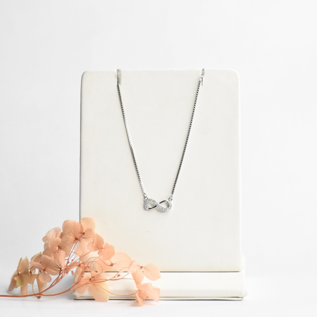 Beautiful Delicate Inflinity Pendant Chain