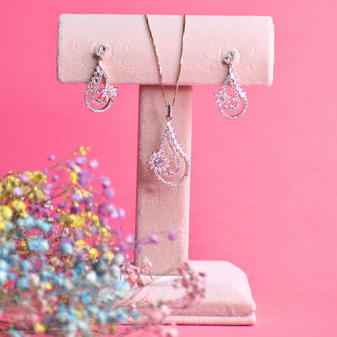 Intricate Rosegold Pendant Set