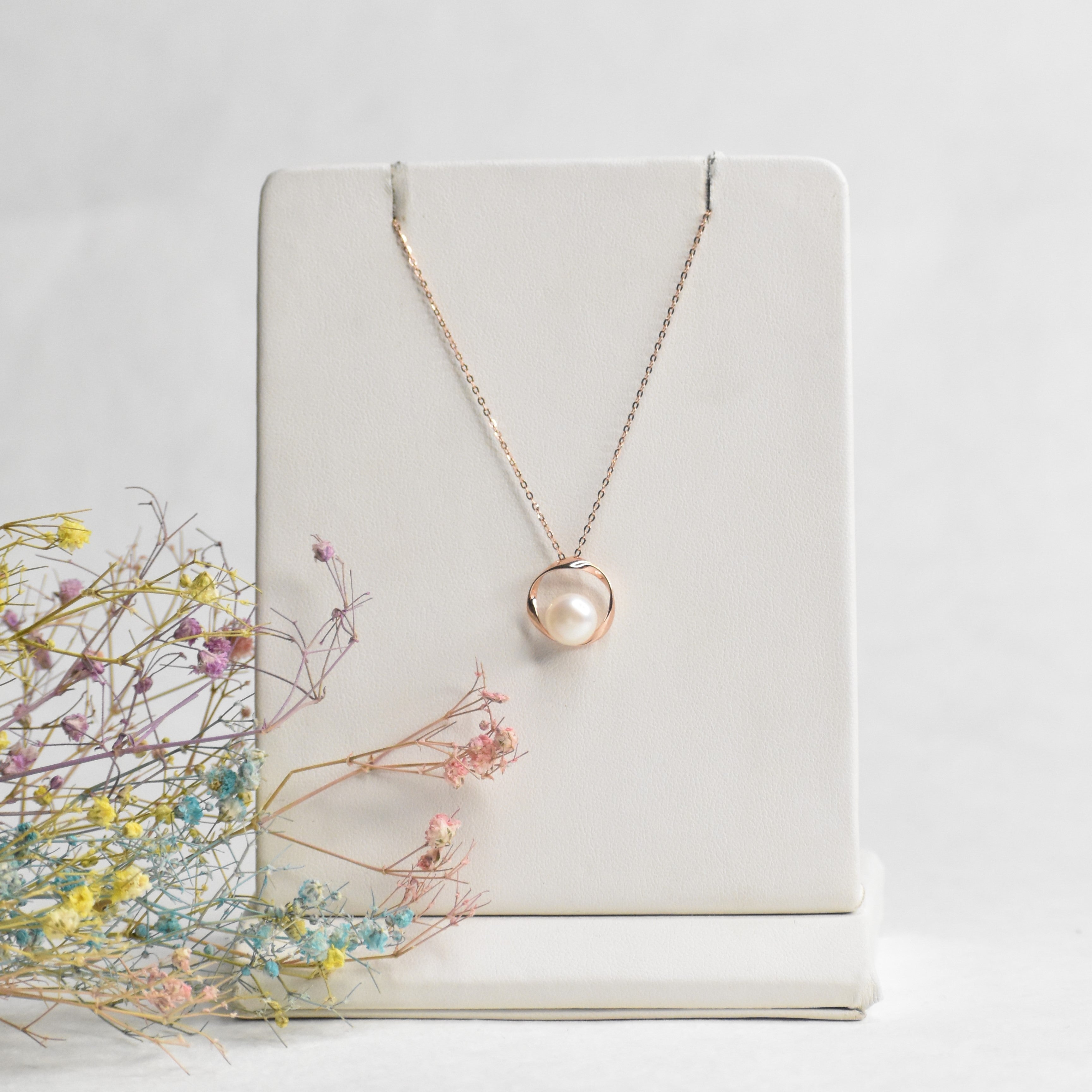 Pearl Encircle Pendant Chain