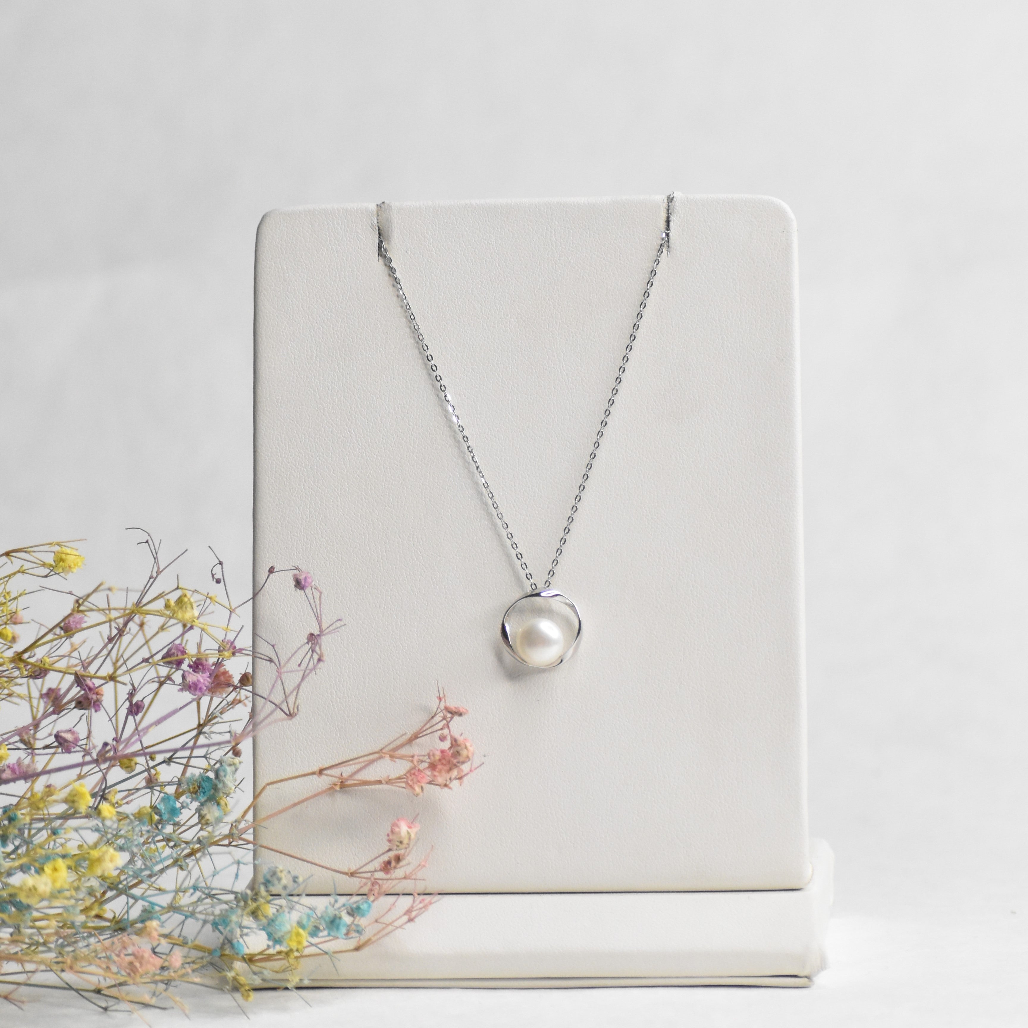 Pearl Encircle Pendant Chain