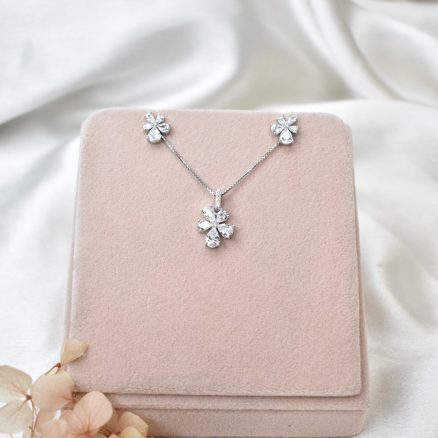 Alluring Bloom Pendant Set