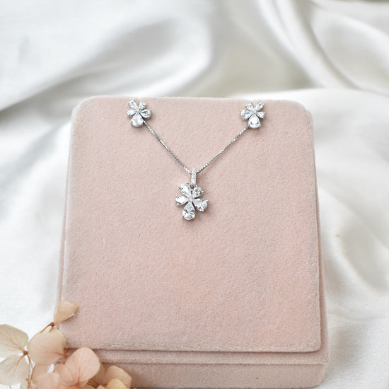 Alluring Bloom Pendant Set