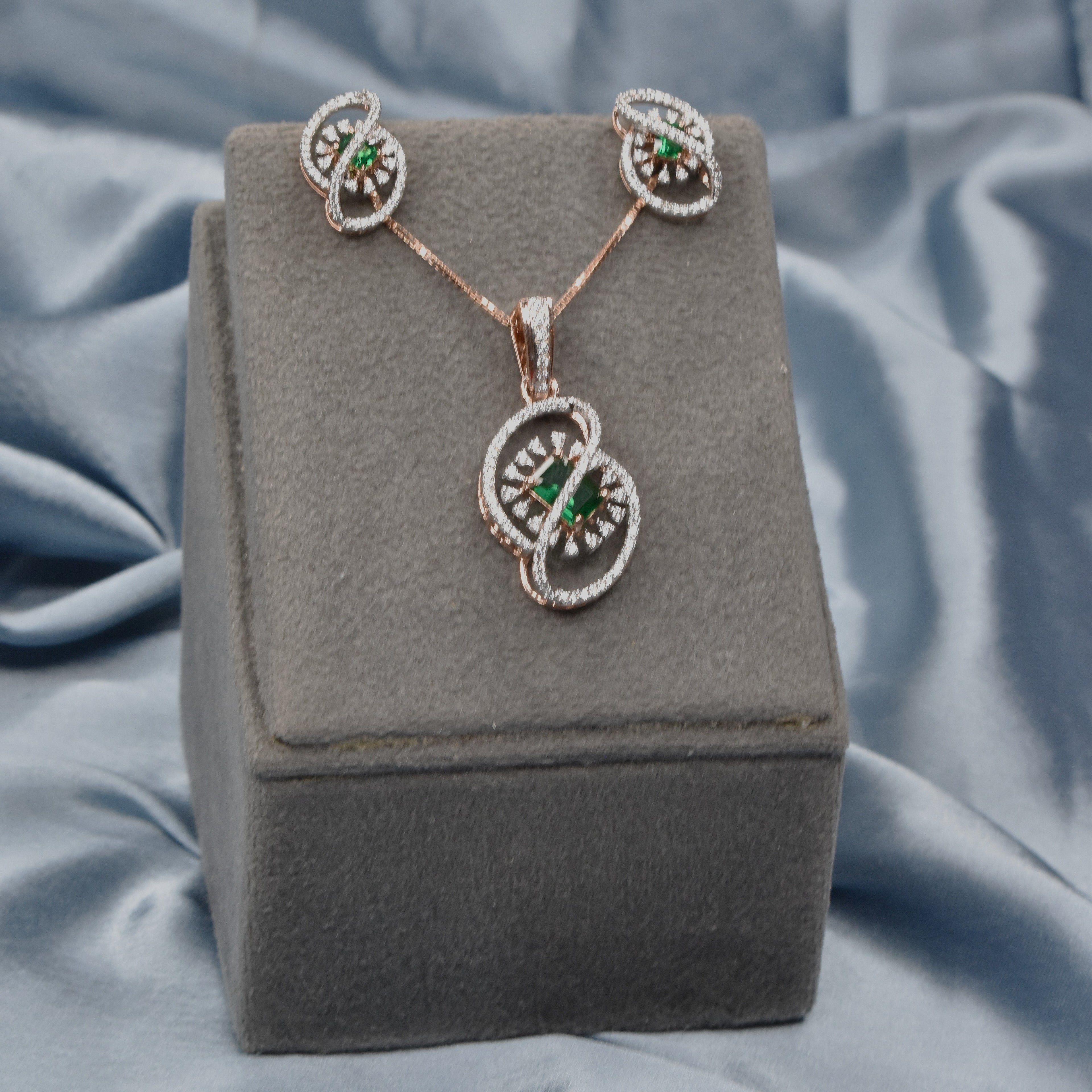 NIA Emerald Pendant Set