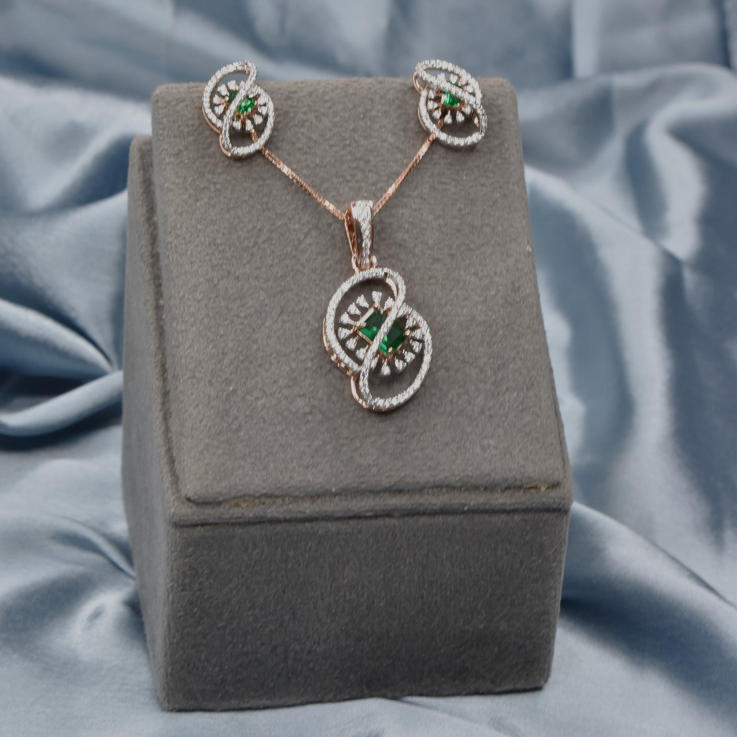 NIA Emerald Pendant Set