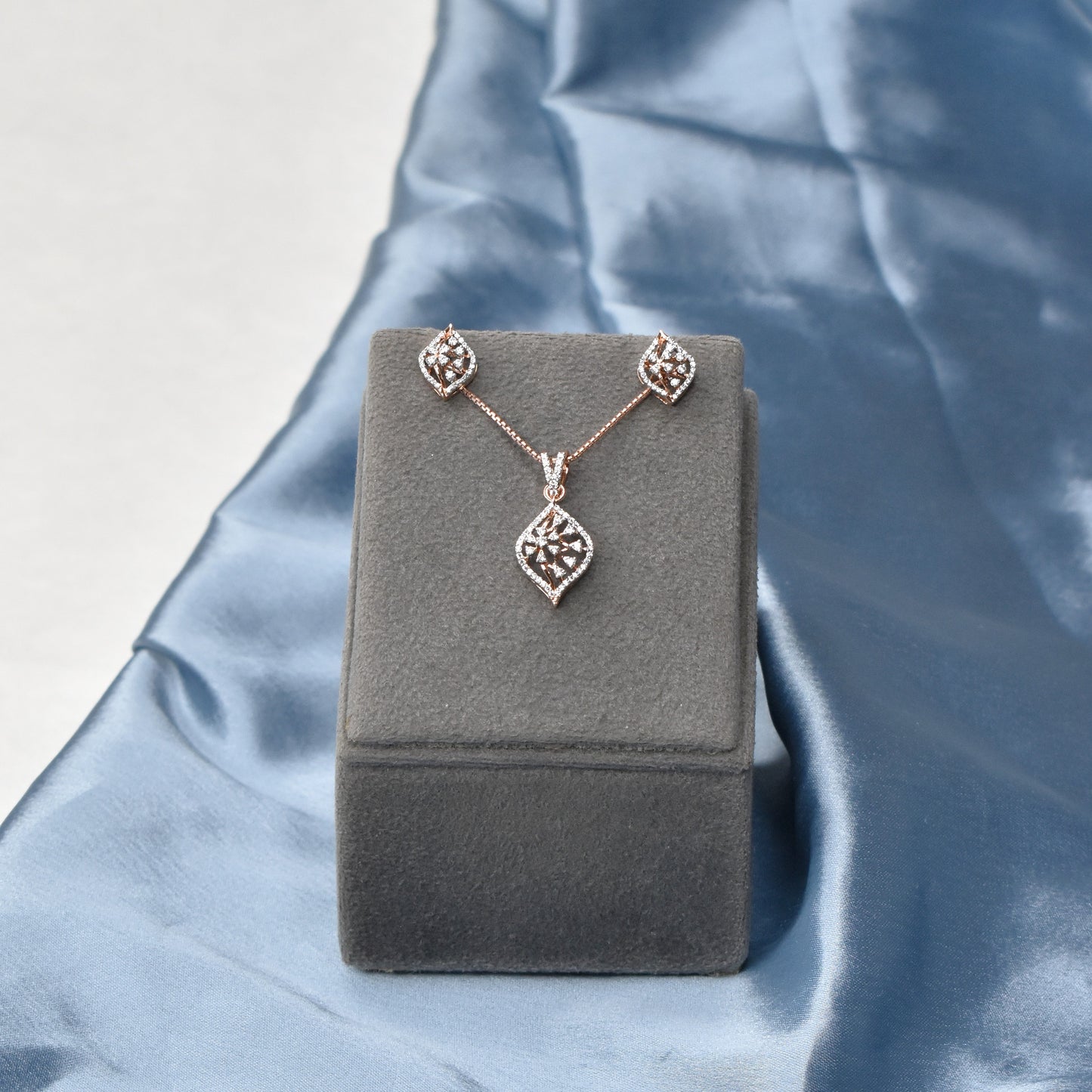 Nia Eva Pendant Set