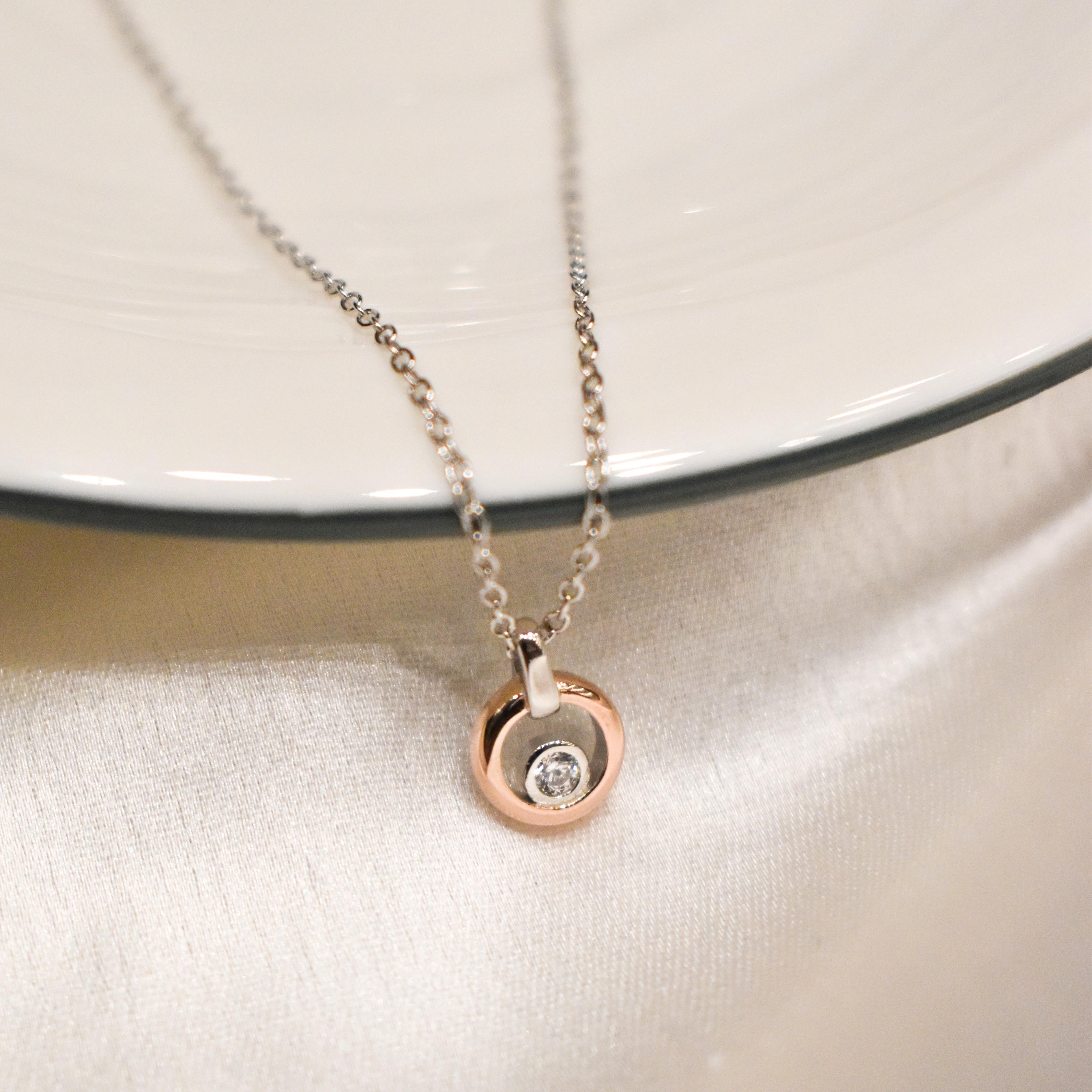 Encircle Dual Color Pendant Chain