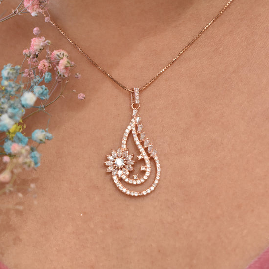 Intricate Rosegold Pendant Set