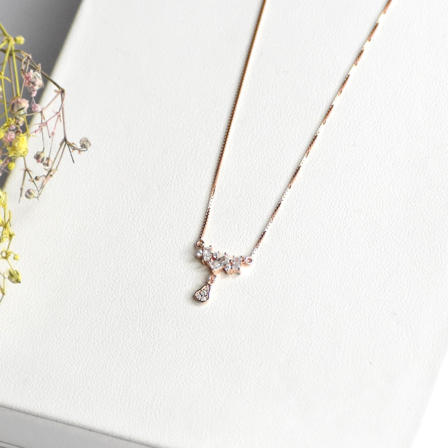 Dainty Intricate Rosegold Pendant Chain