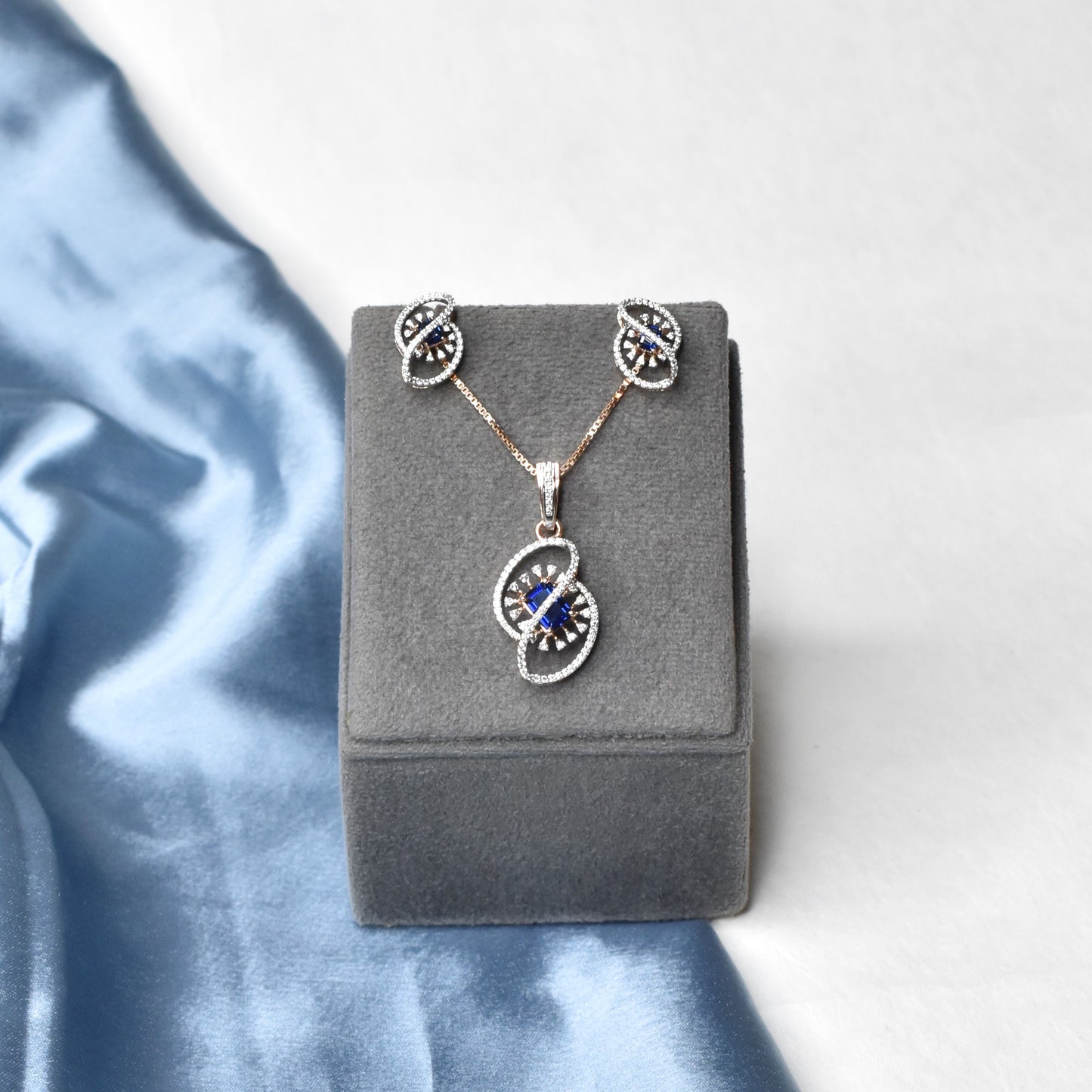 NIA Ellore Pendant Set