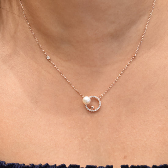 Circular Pearl Silver Pendant with Chain