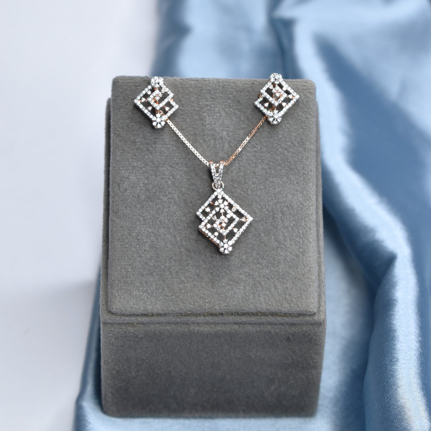 NIA Crystal Muse Pendant Set