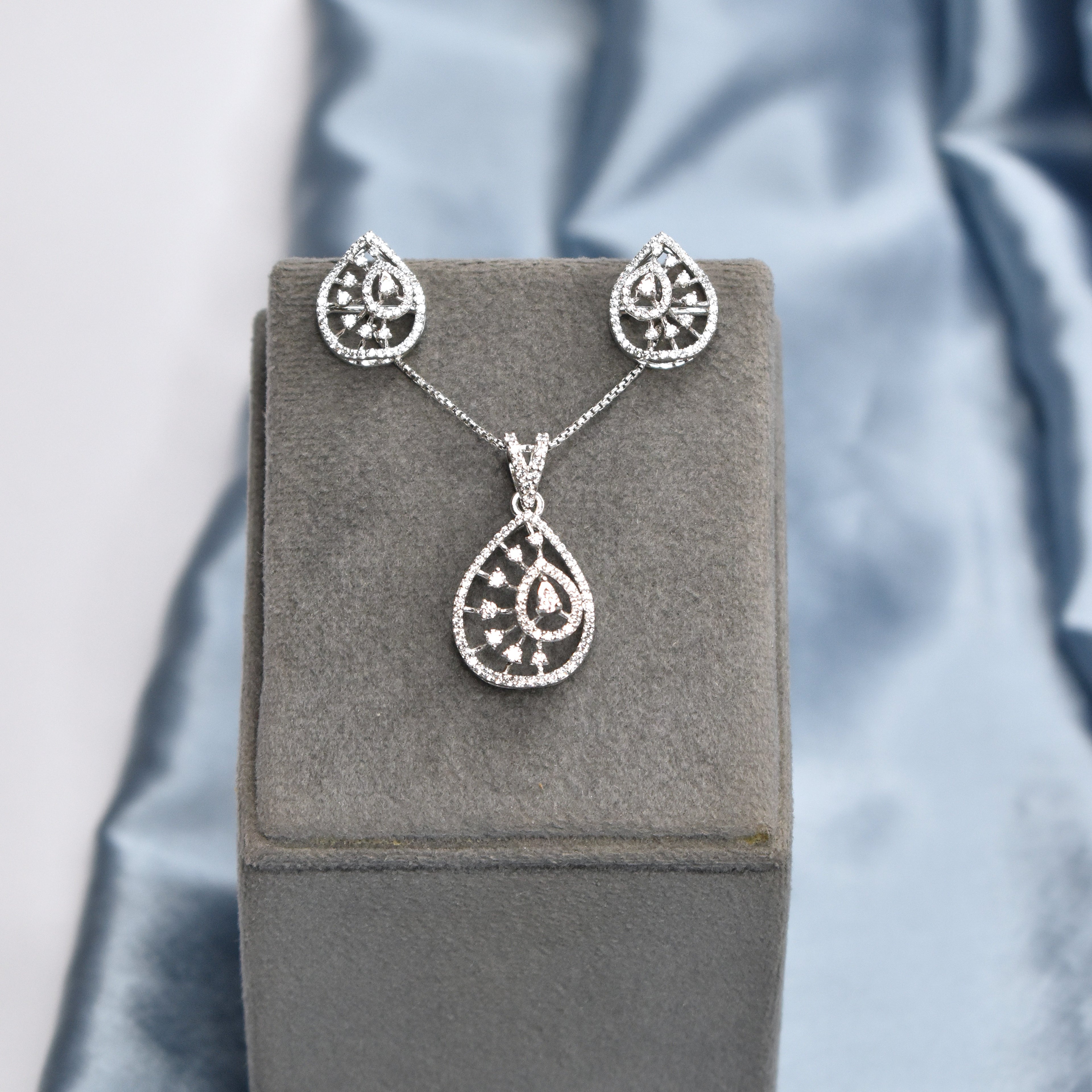 NIA Luminara Pendant Set