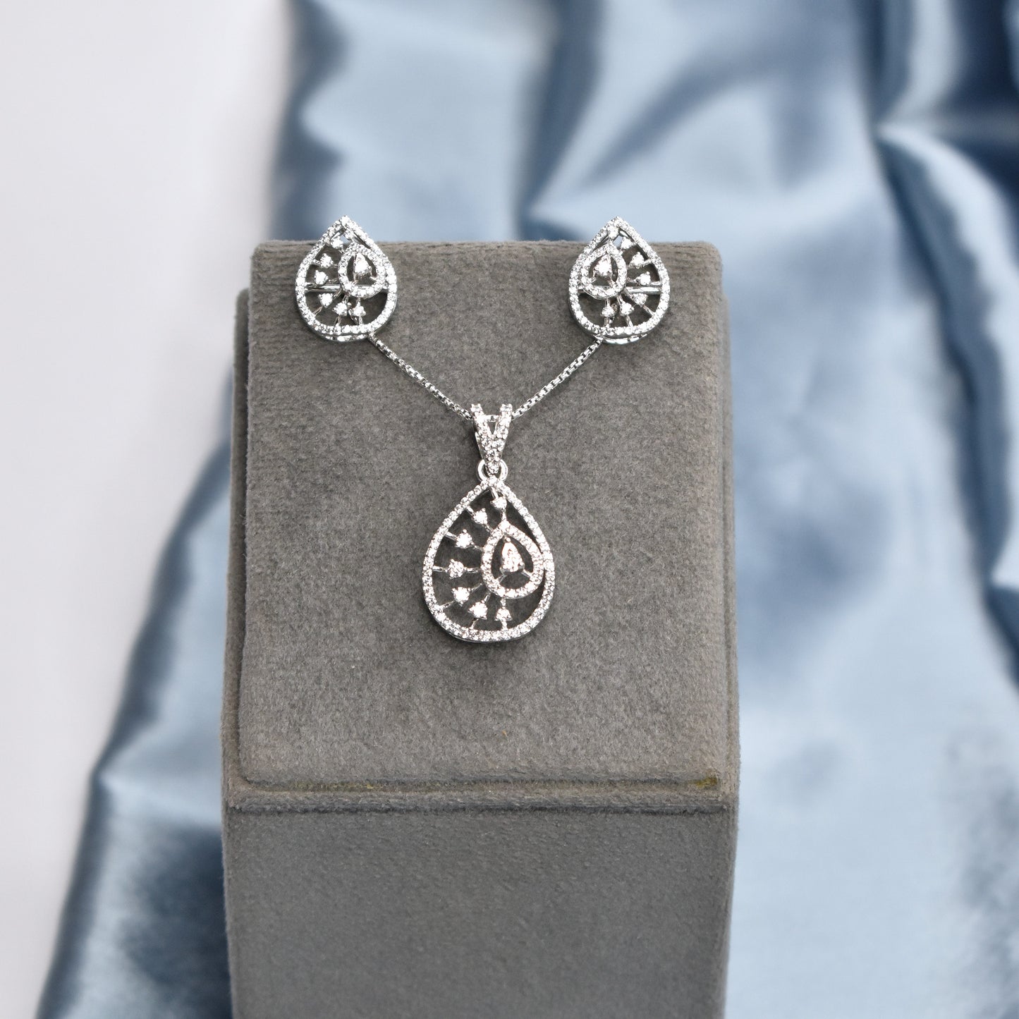 NIA Luminara Pendant Set