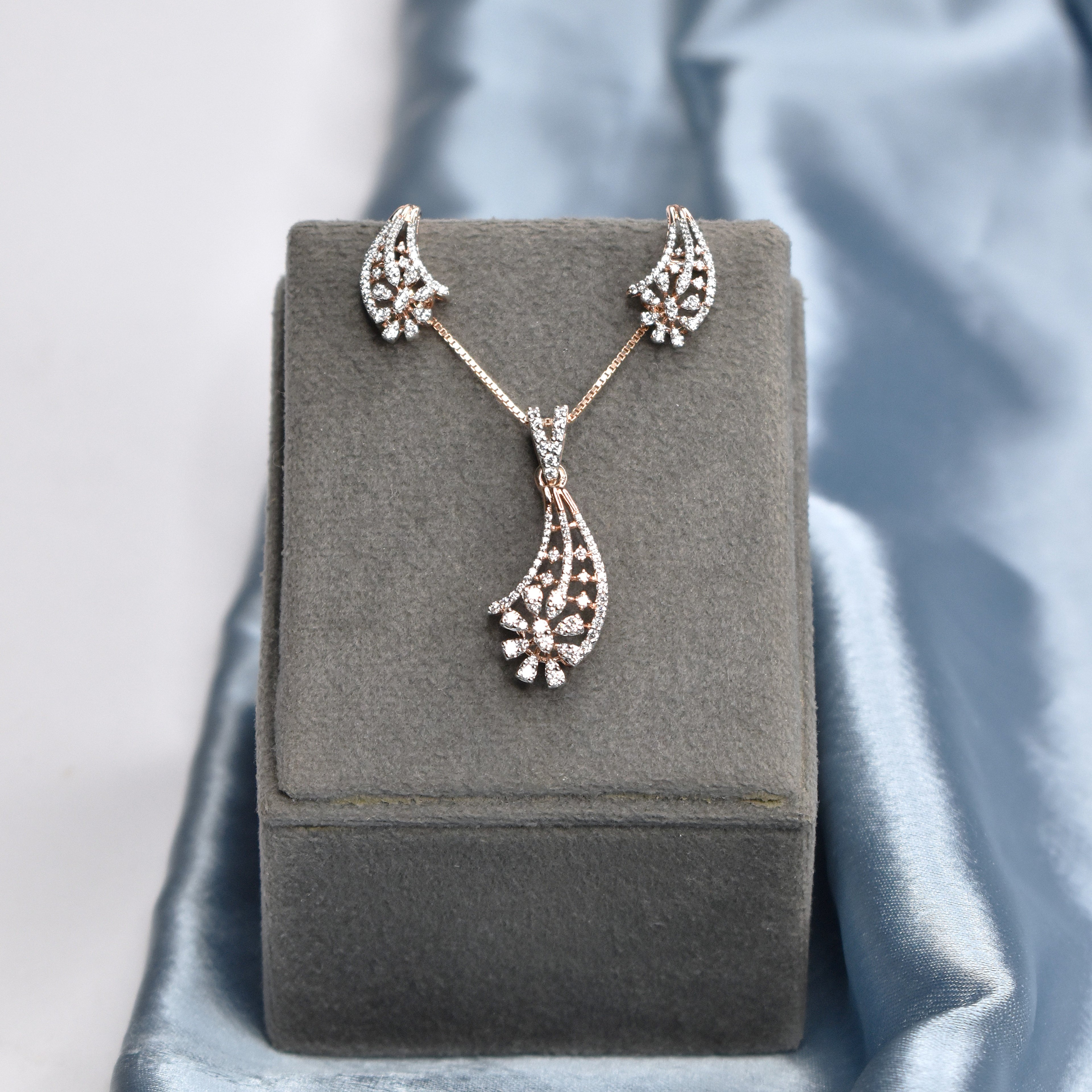 NIA Floratine Pendant Set
