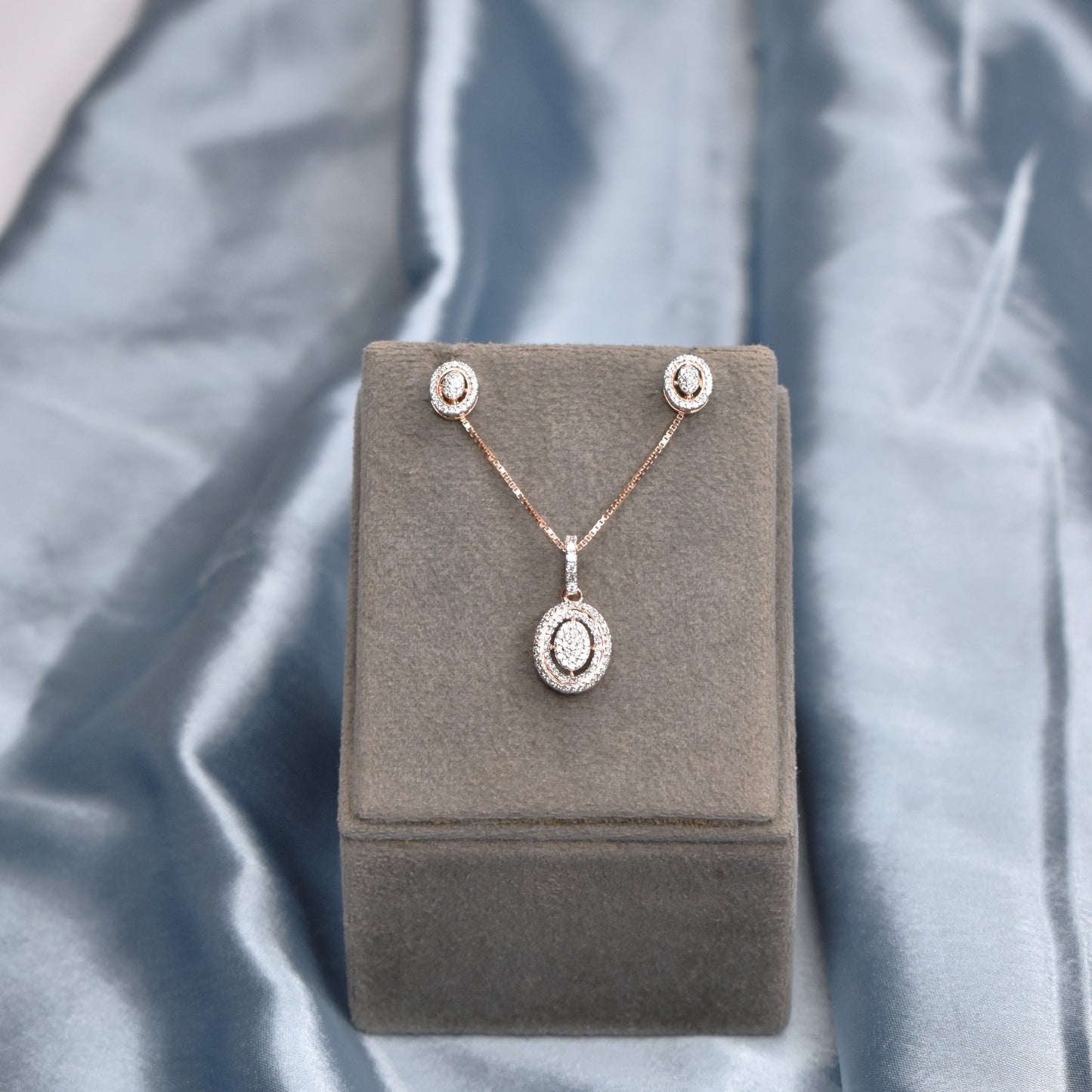 NIA Regalia Pendant Set