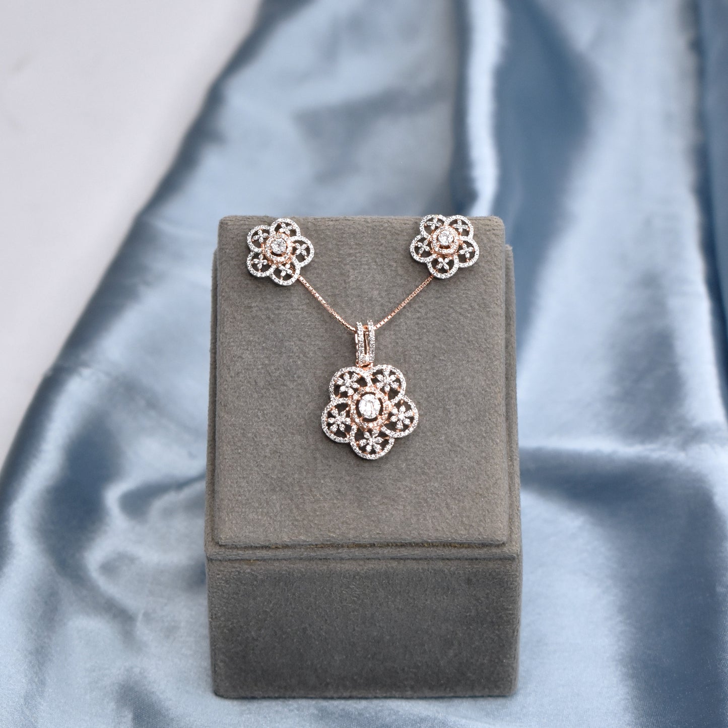 NIA Nysa Bloom Pendant Set