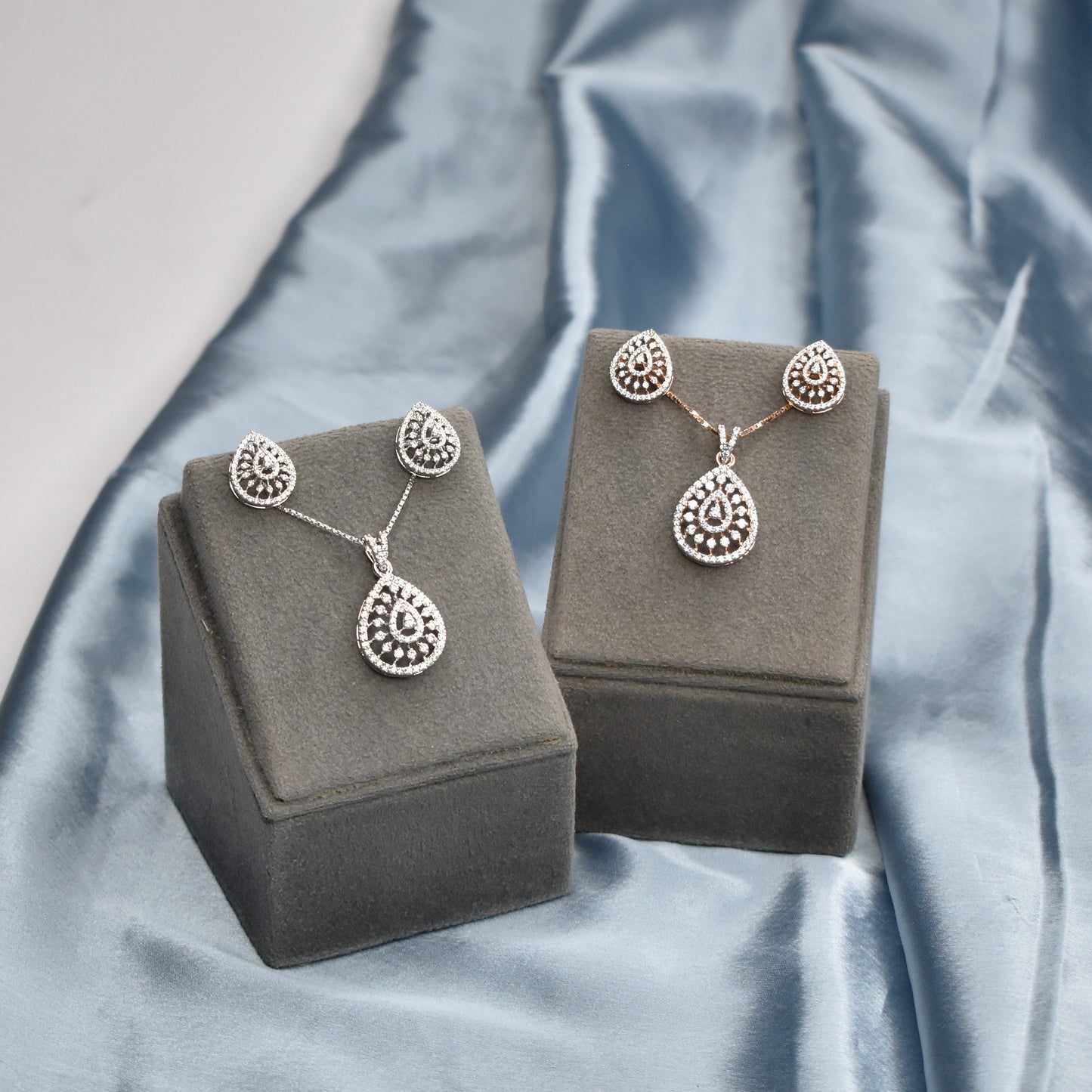 NIA Opaline Pendant Set