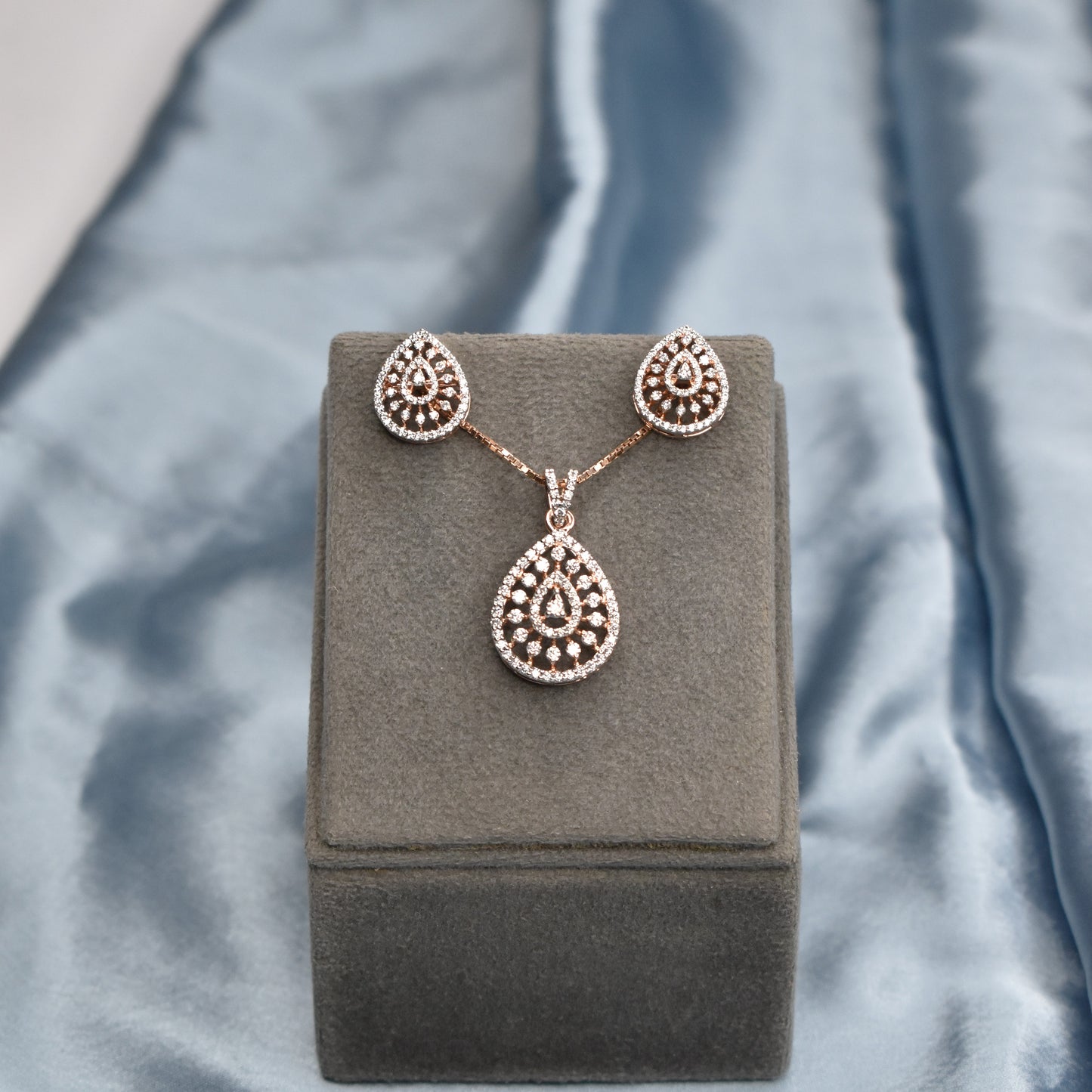 NIA Opaline Pendant Set