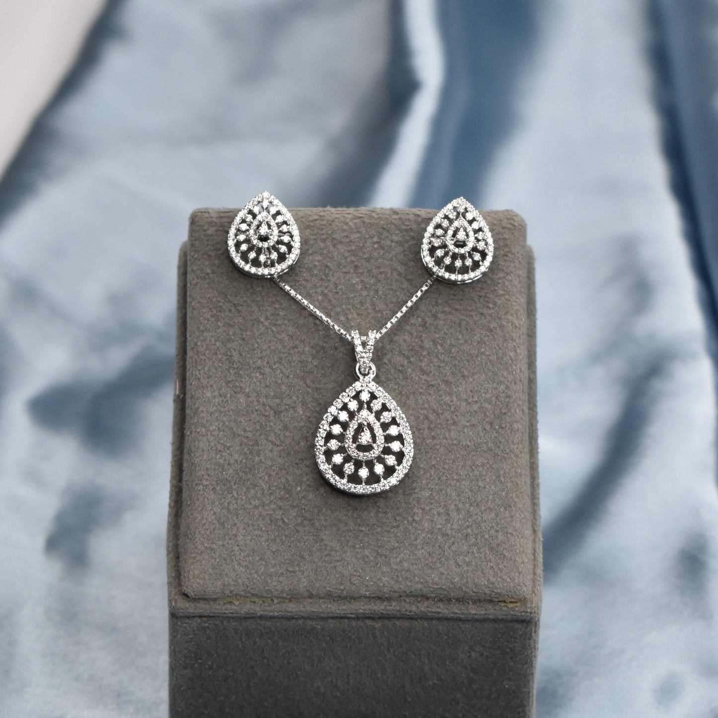 NIA Opaline Pendant Set