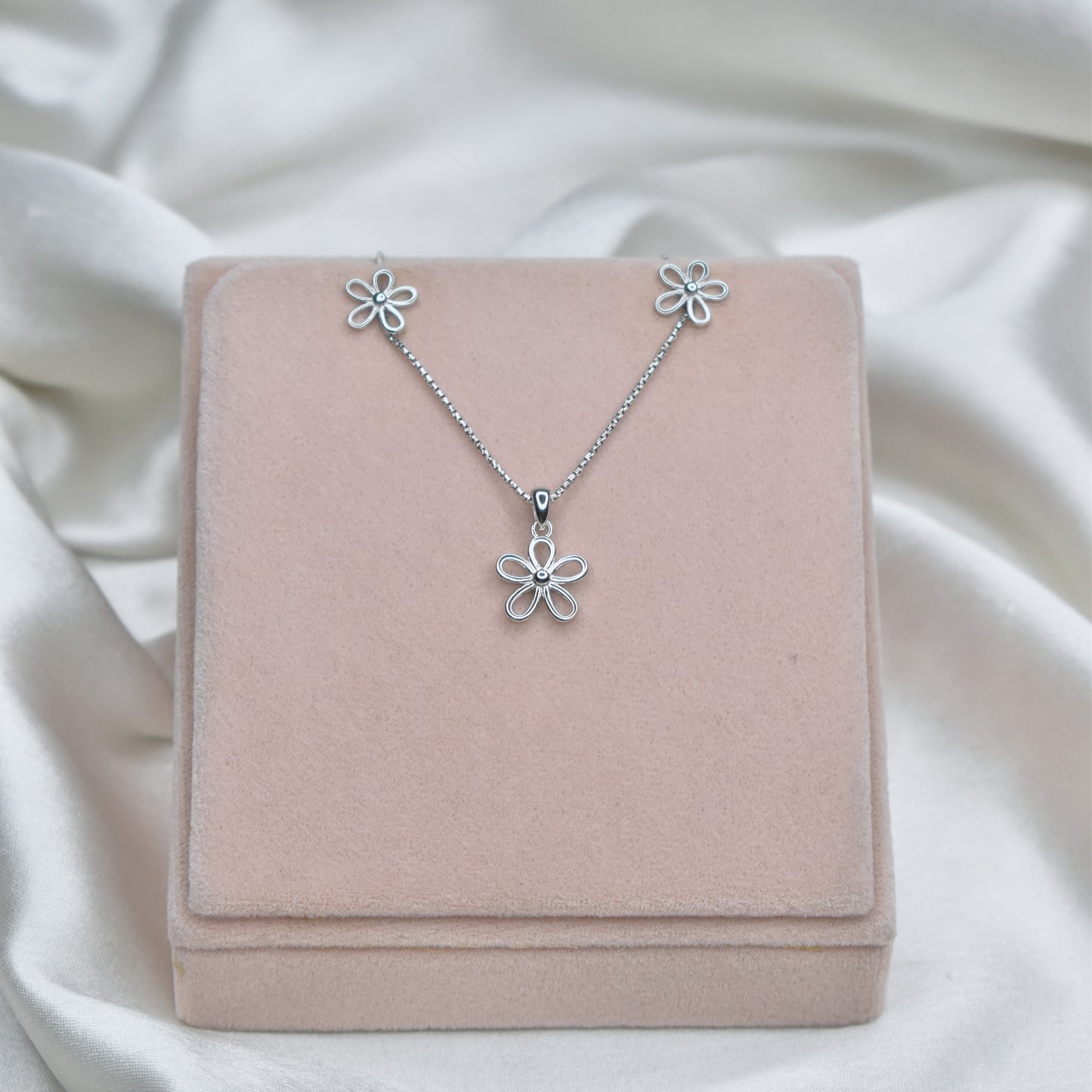 Outline Flower Pendant Set