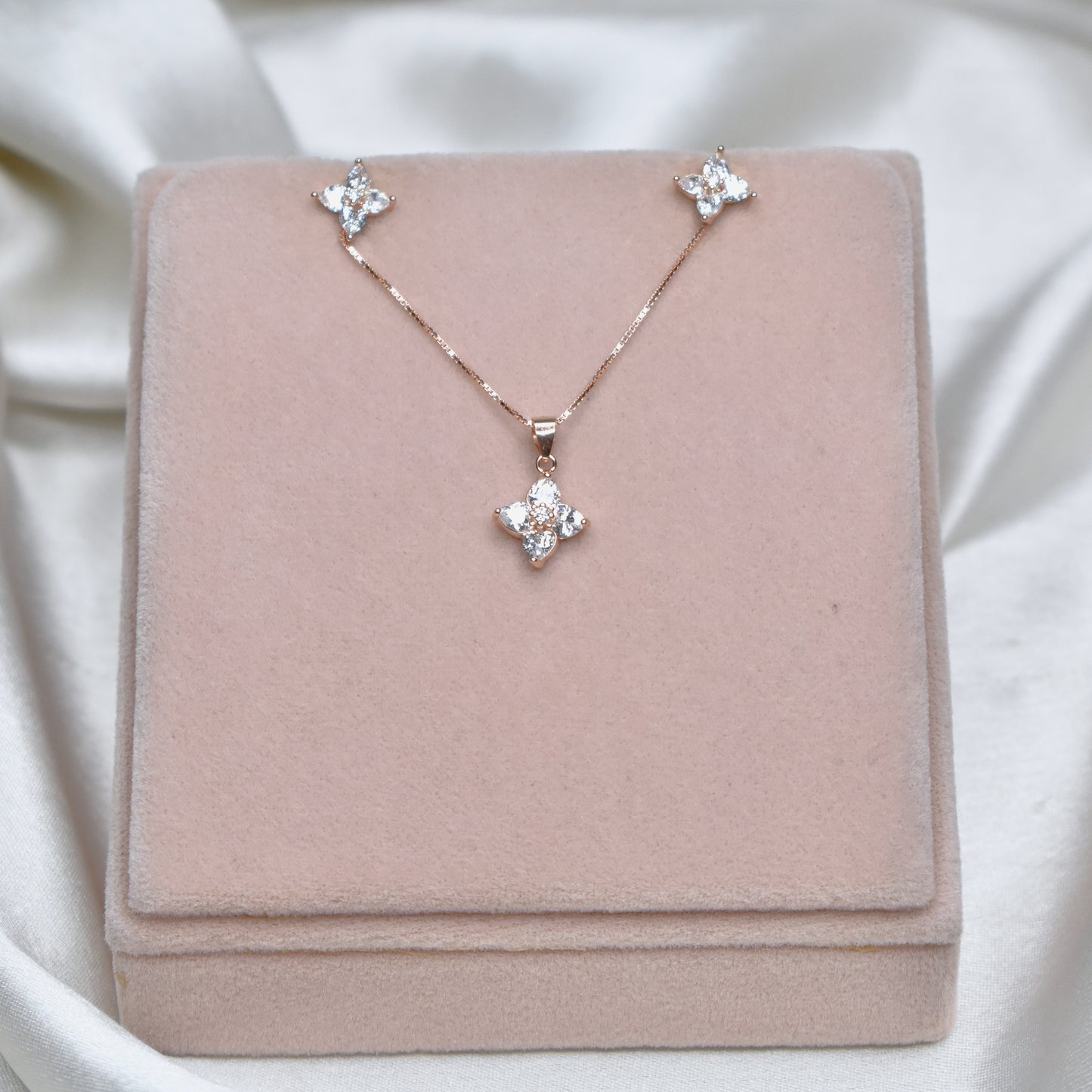 4 Petal Flora Pendant Set