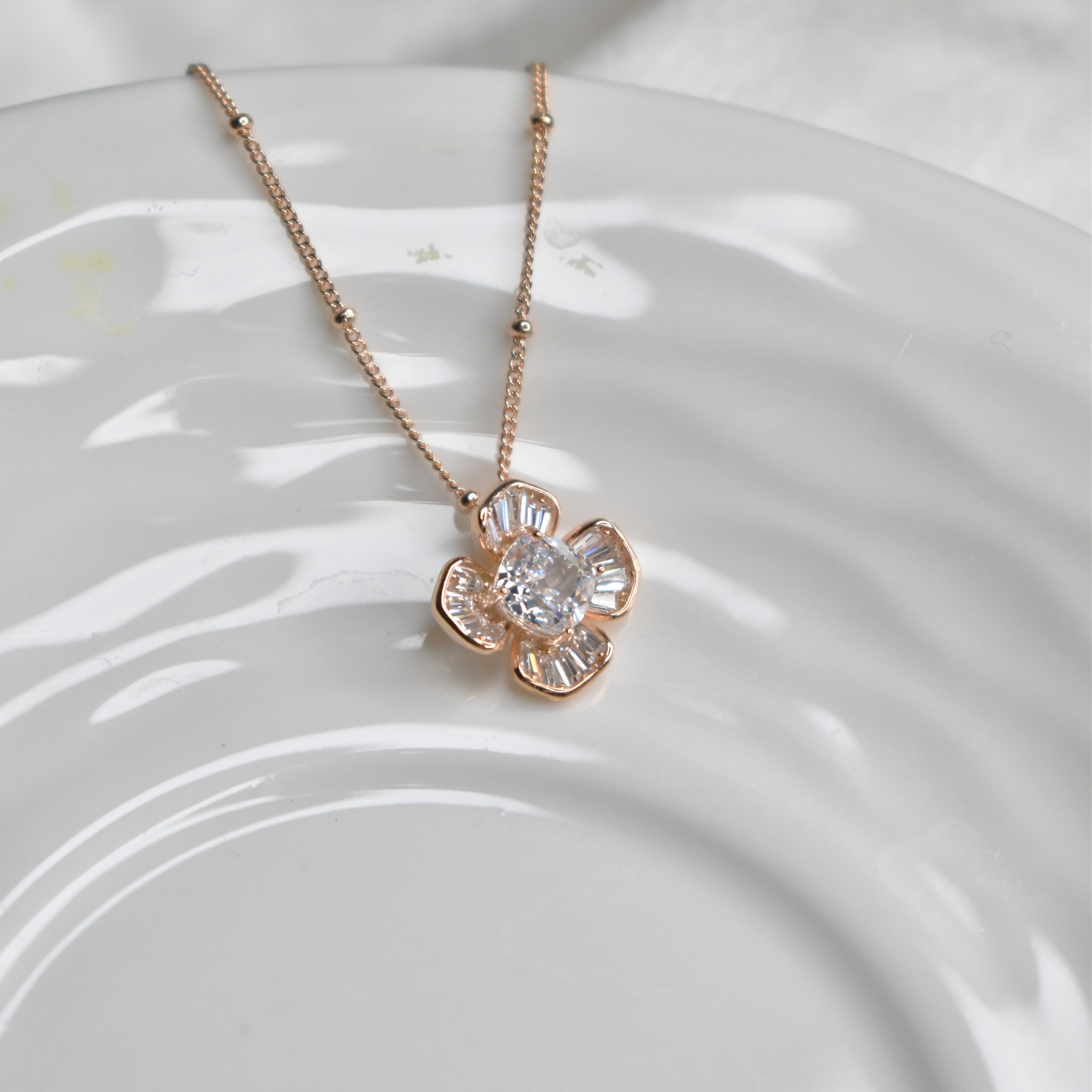 Flora Pendant Chain