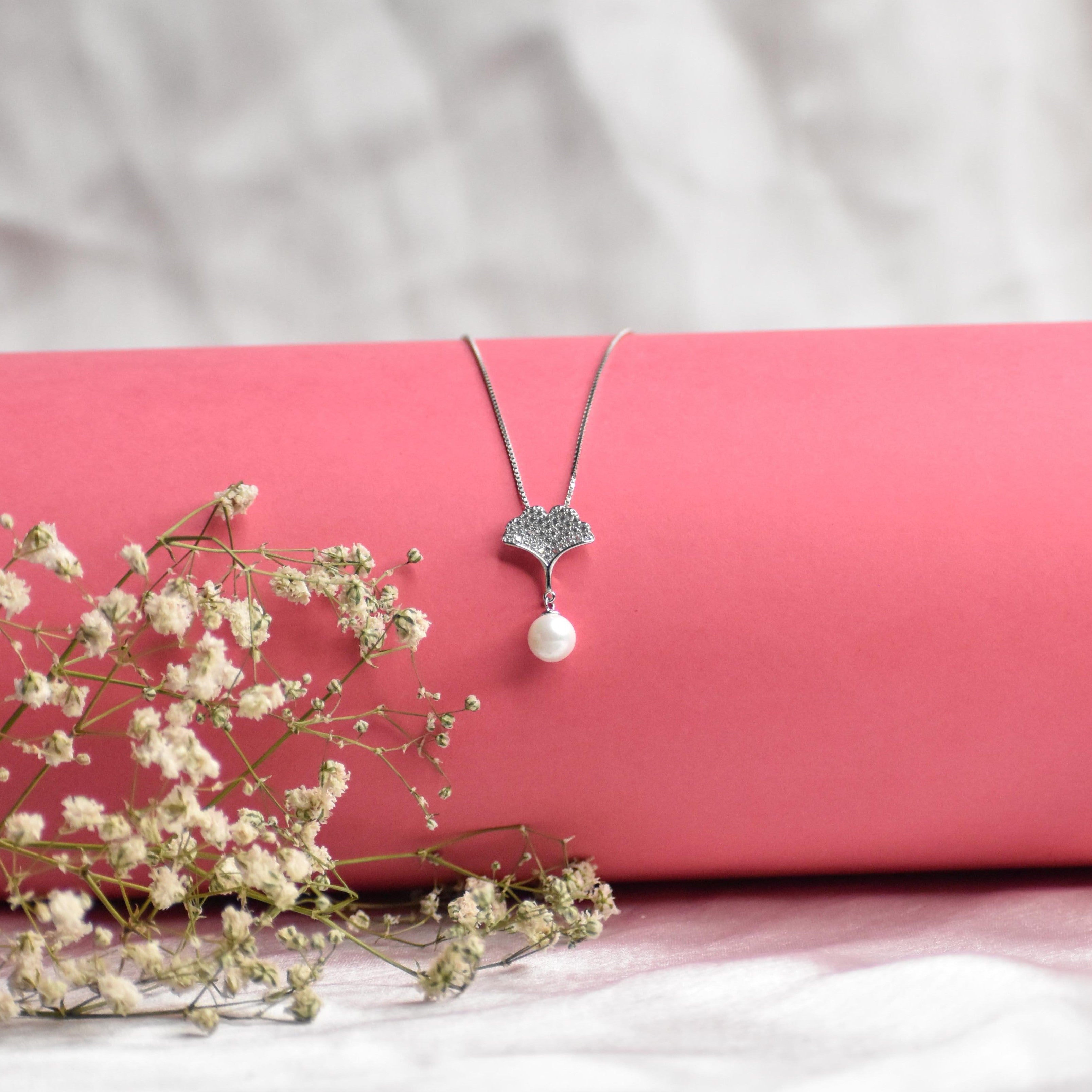 Pollen with Pearl Silver Pendant Chain