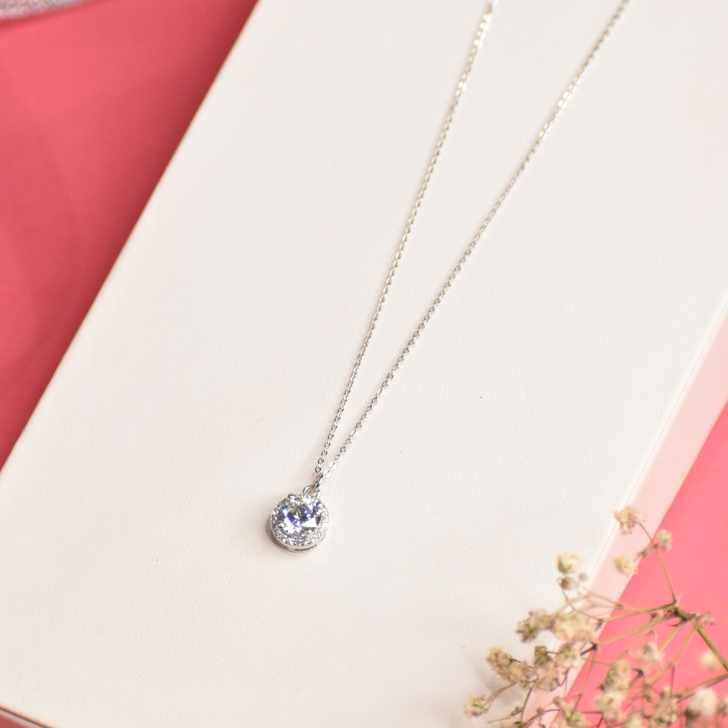 Graceful Solitaire Pendant Chain