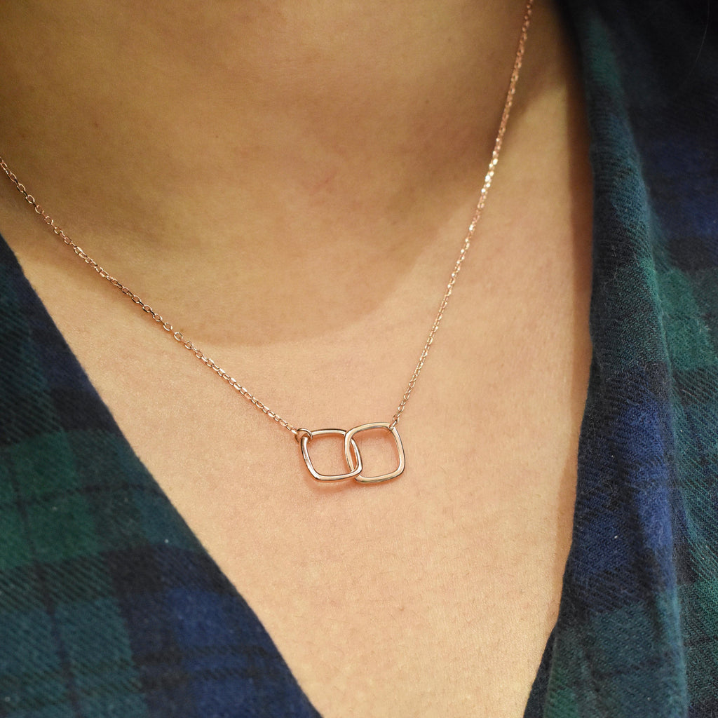 Entangled Dual Color Pendant Chain
