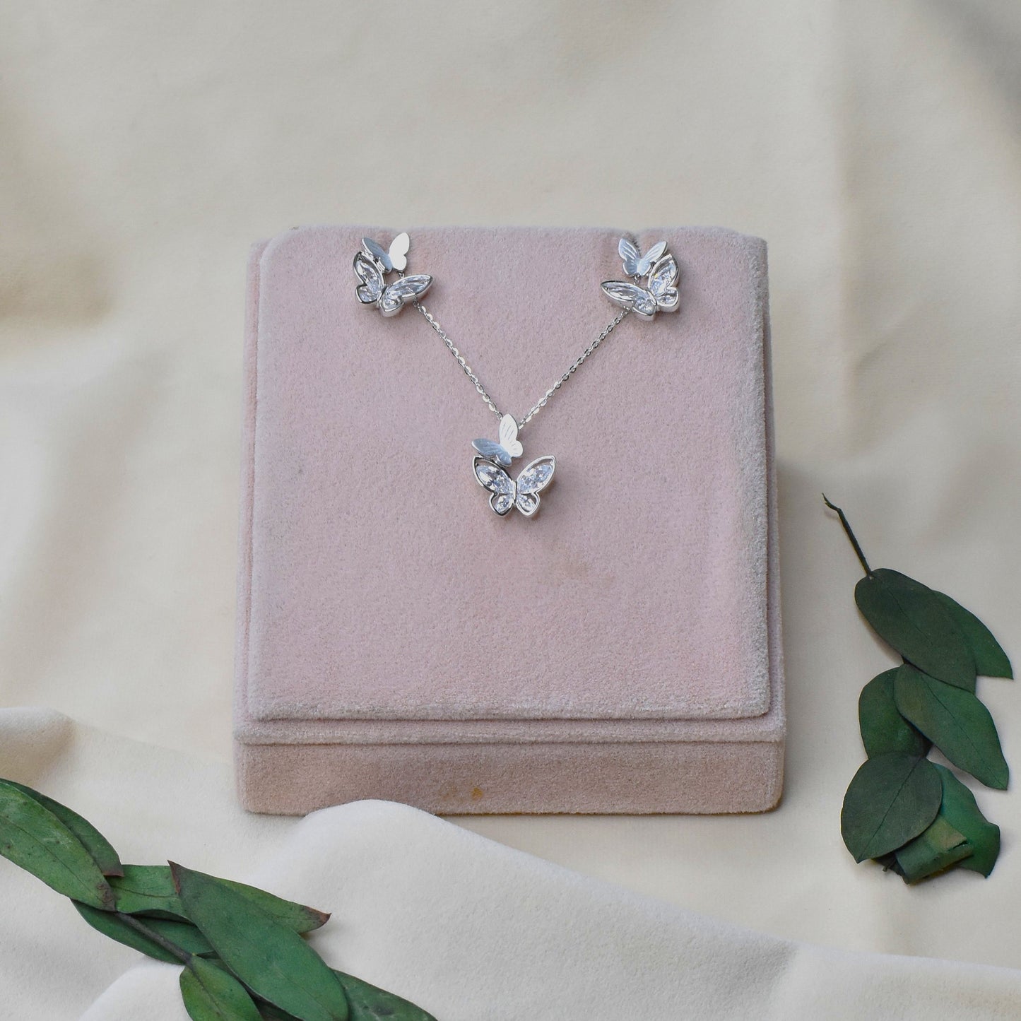 Cute Small Fluttery Pendant Set