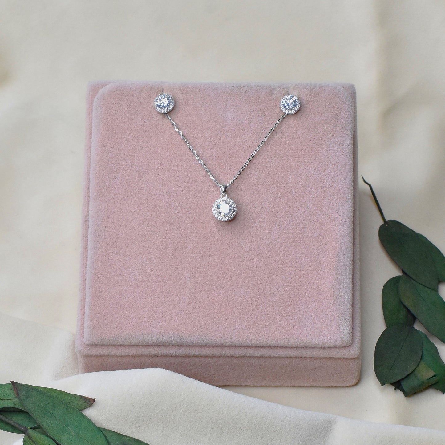 Cute Solitaire Pendant Set