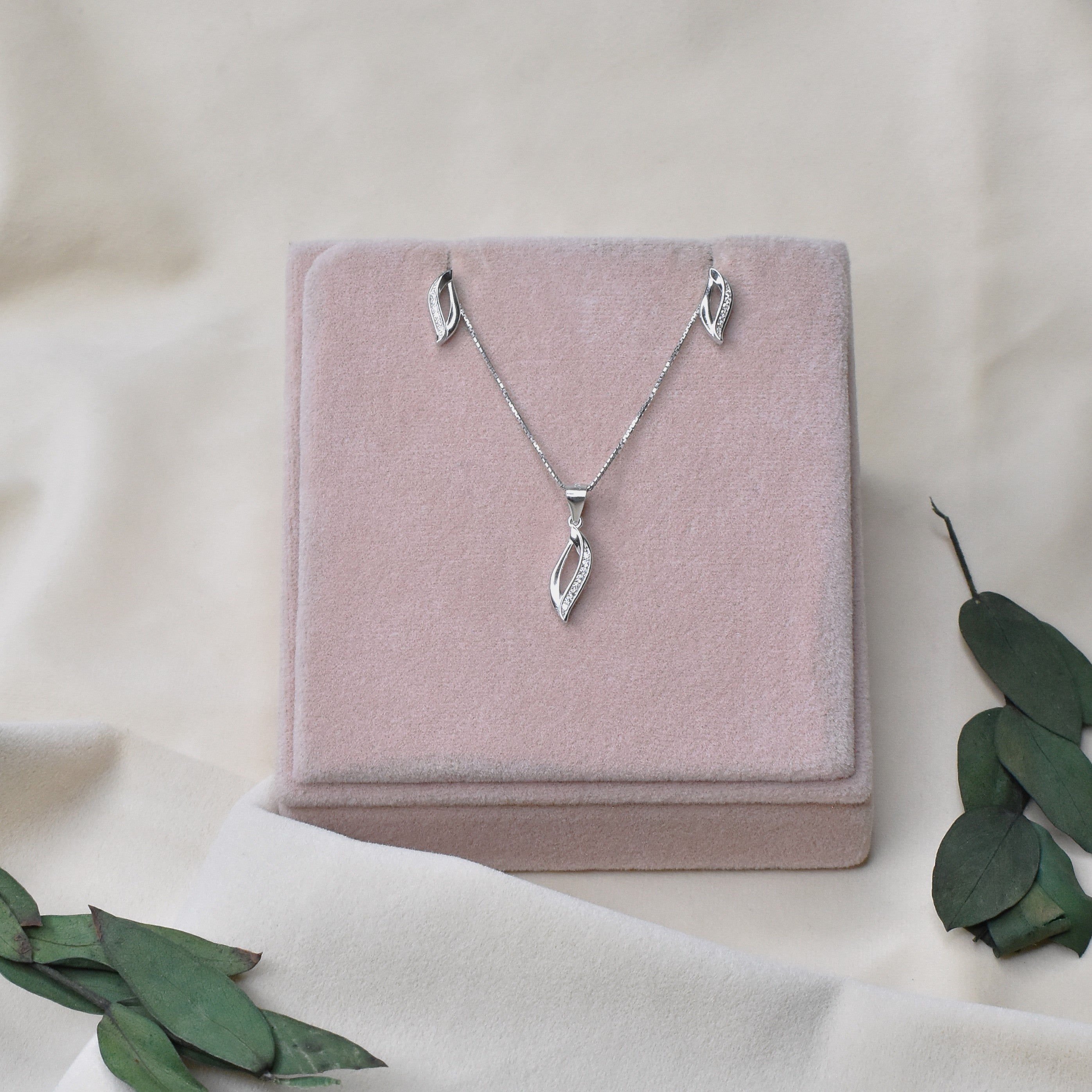 Leafy Pendant Set