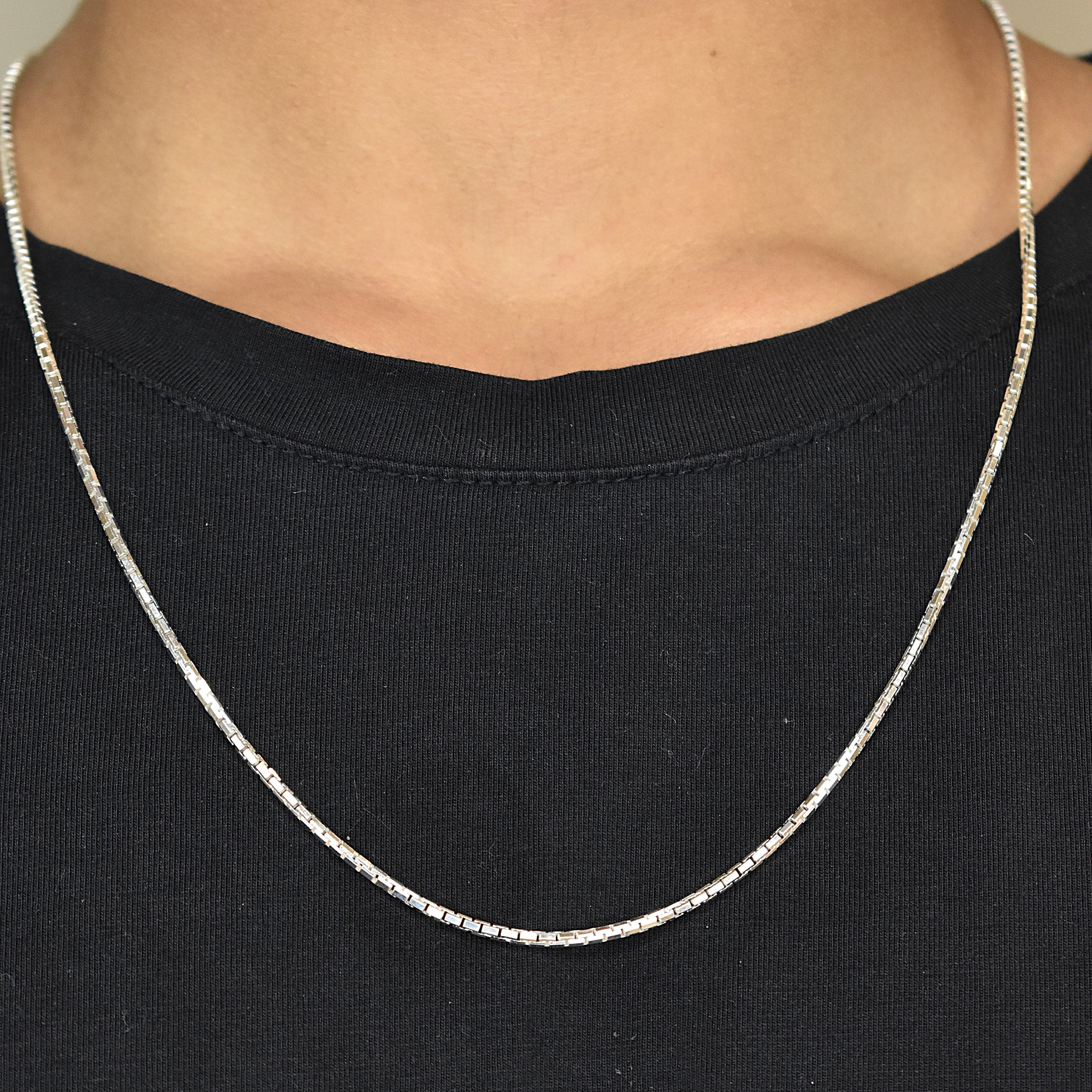 Linear Men's Chain
