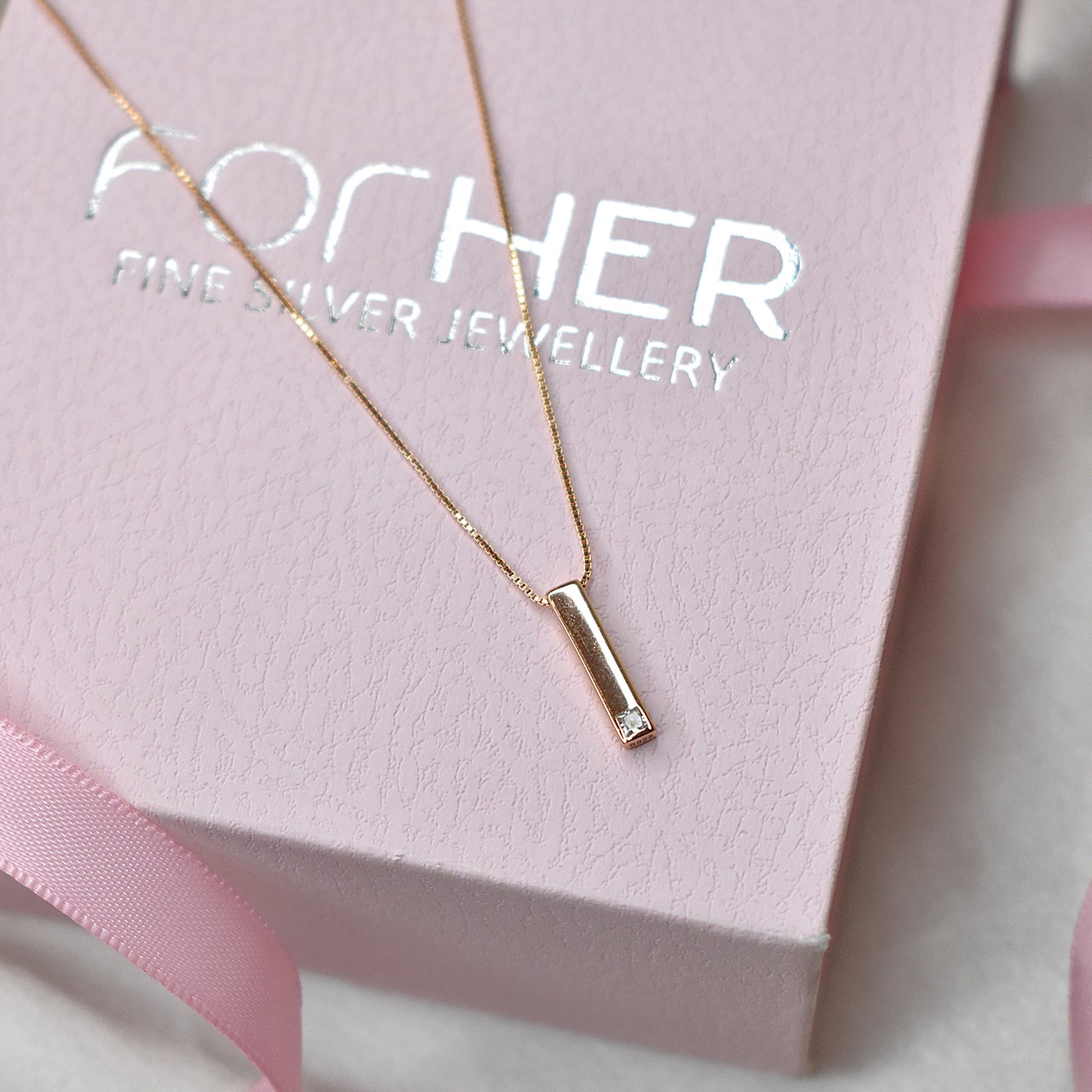 Elegant Lustre Bar Necklace