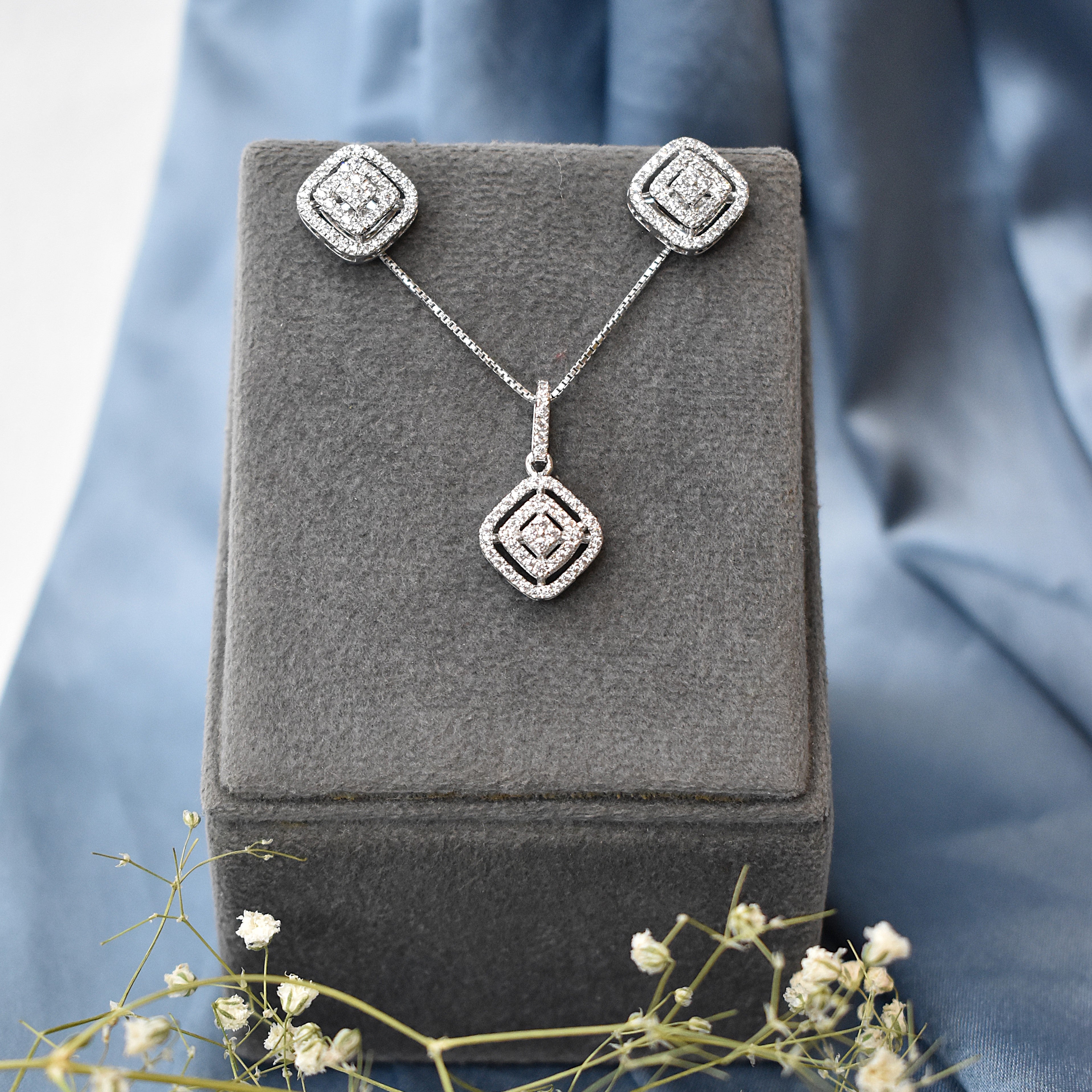 NIA Fierce Frost Pendant Set