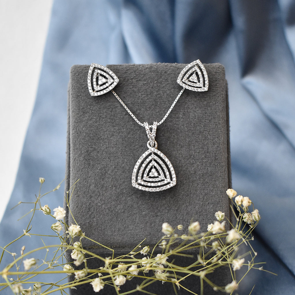 NIA Small Trinity Gleam Pendant Set