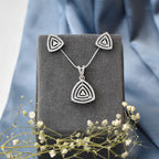 NIA Small Trinity Gleam Pendant Set