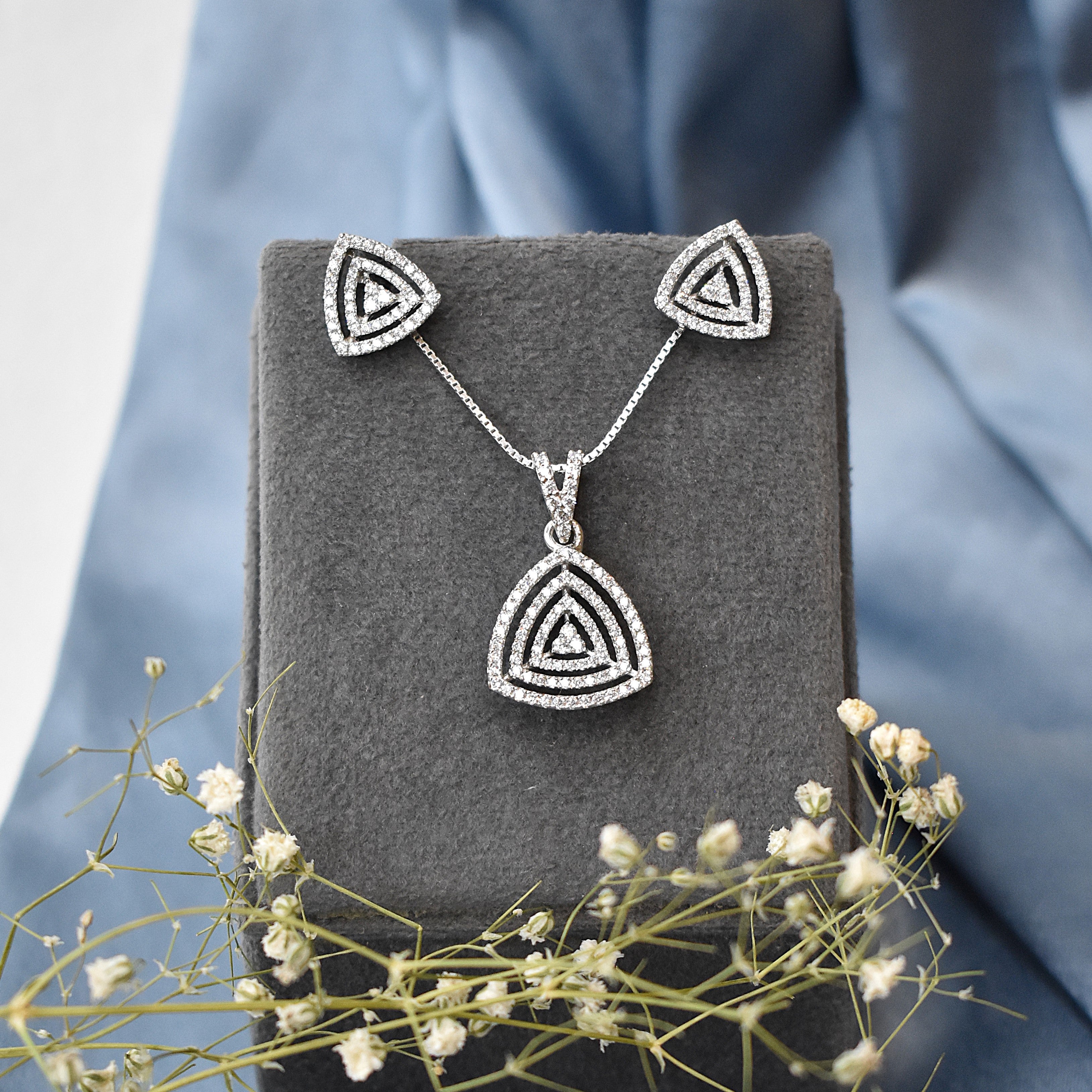 NIA Small Trinity Gleam Pendant Set
