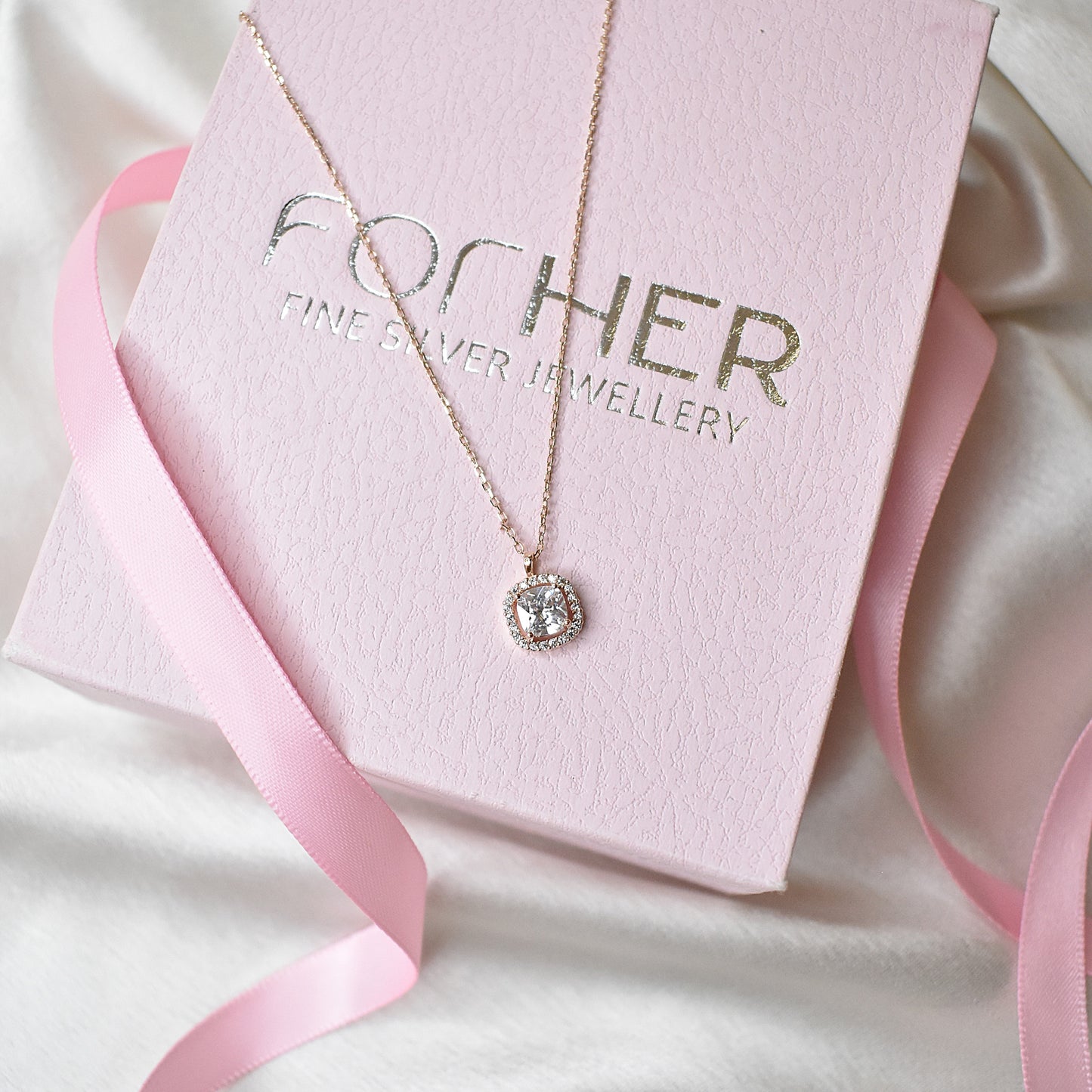 Solitaire Pendant Chain