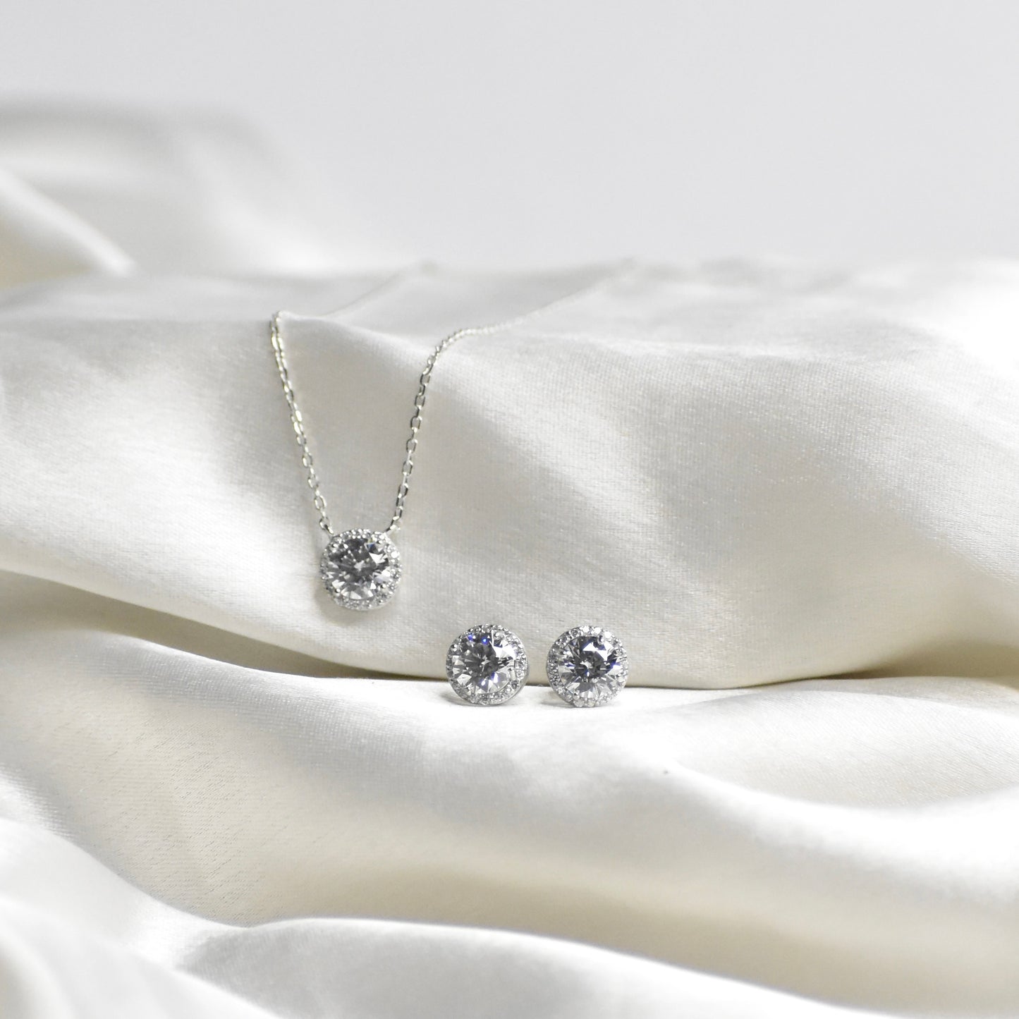 Solitaire Glow Pendant Set