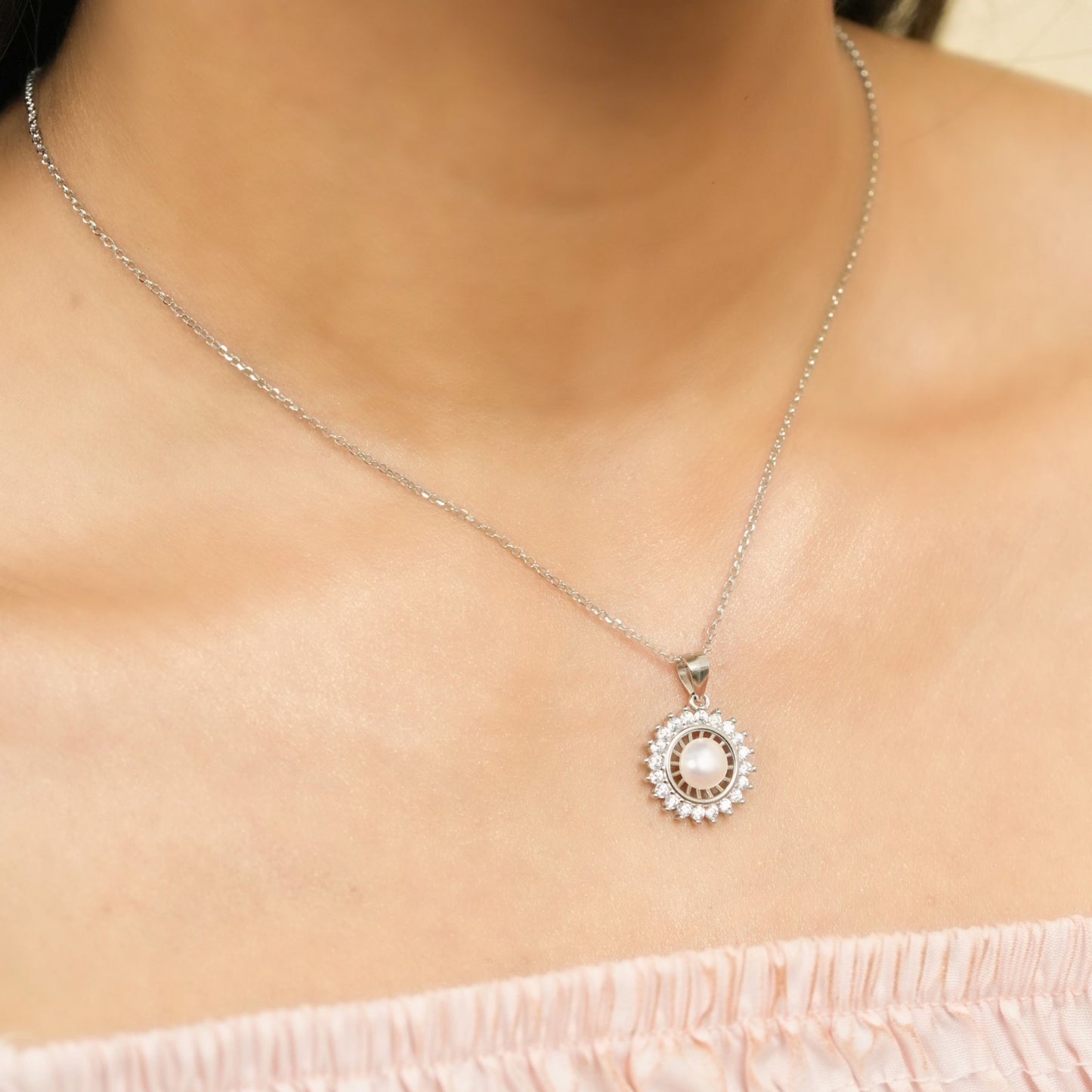 Circular Pearl Silver Pendant Chain