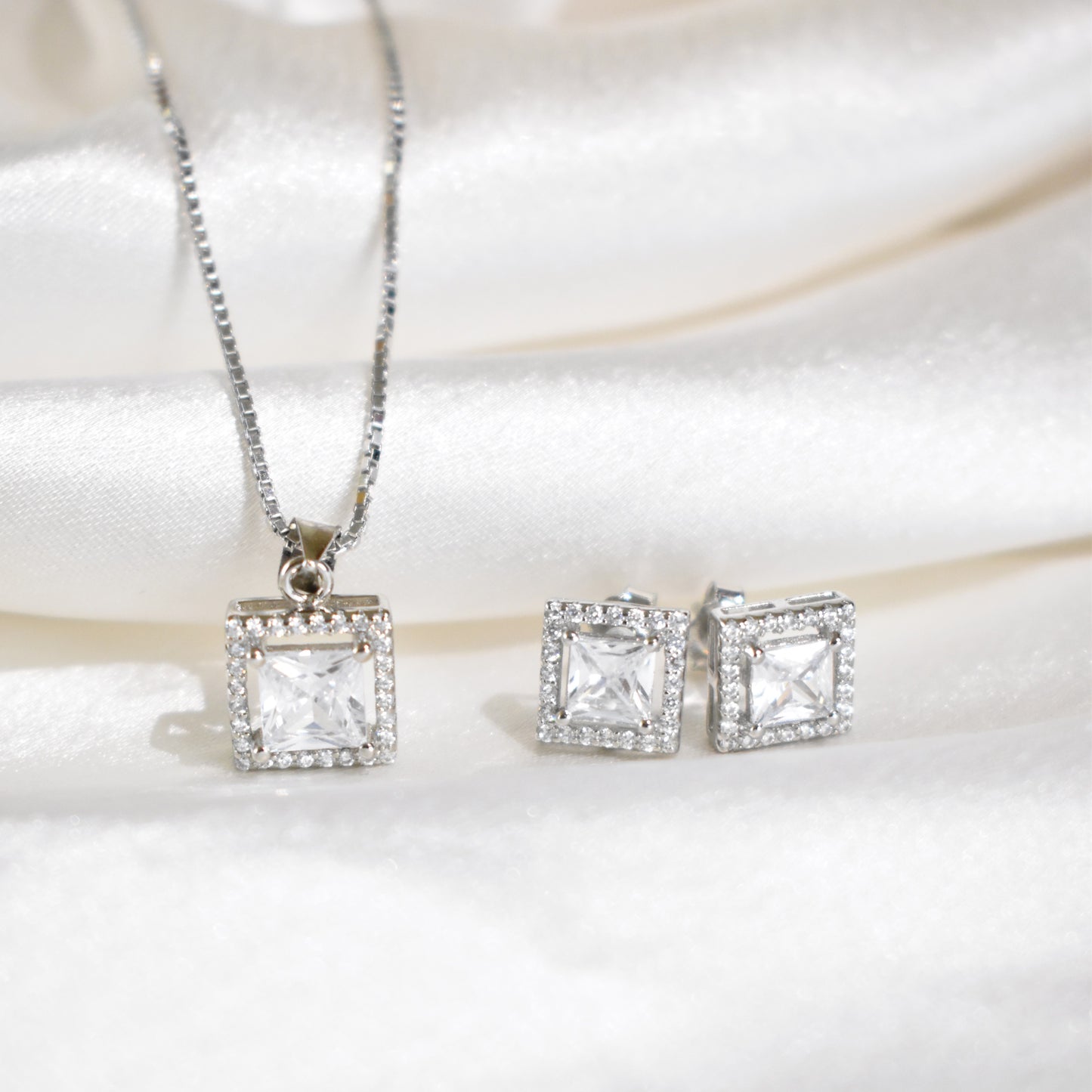 Rose Cut Diamond Necklace with Emeralds - Jewellery Designs