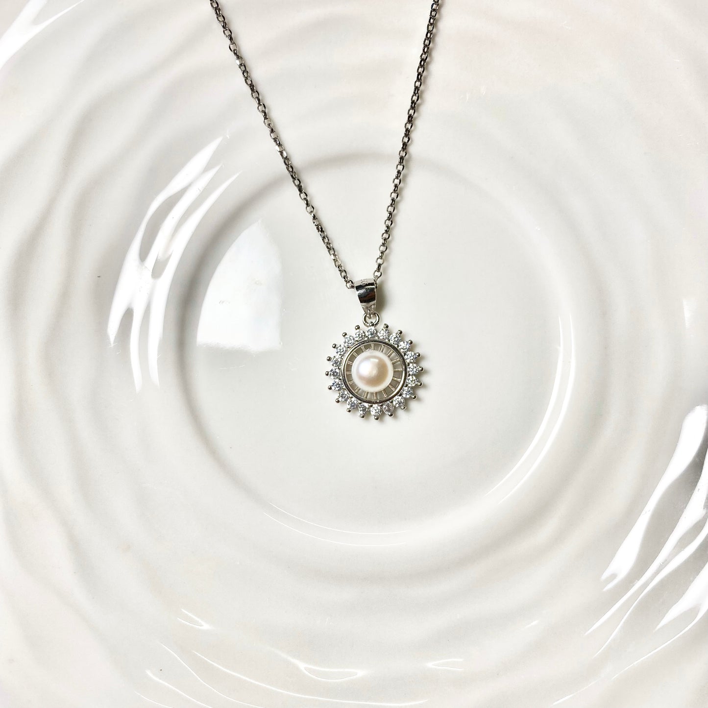 Circular Pearl Silver Pendant Chain